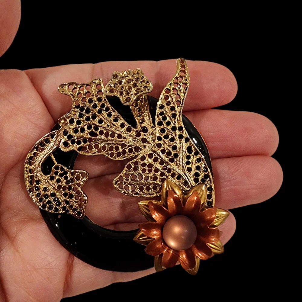 Vintage filigree brooch pin black gold flower leaf gold tone  A0220